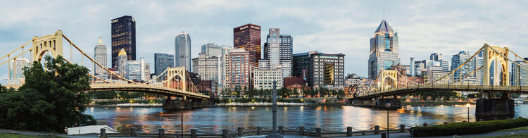 Vue sur le port et la ligne d'horizon de Pittsburgh