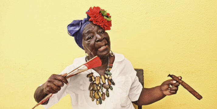 Cubaine avec un cigare femme à la peau foncée avec un cigare à la main