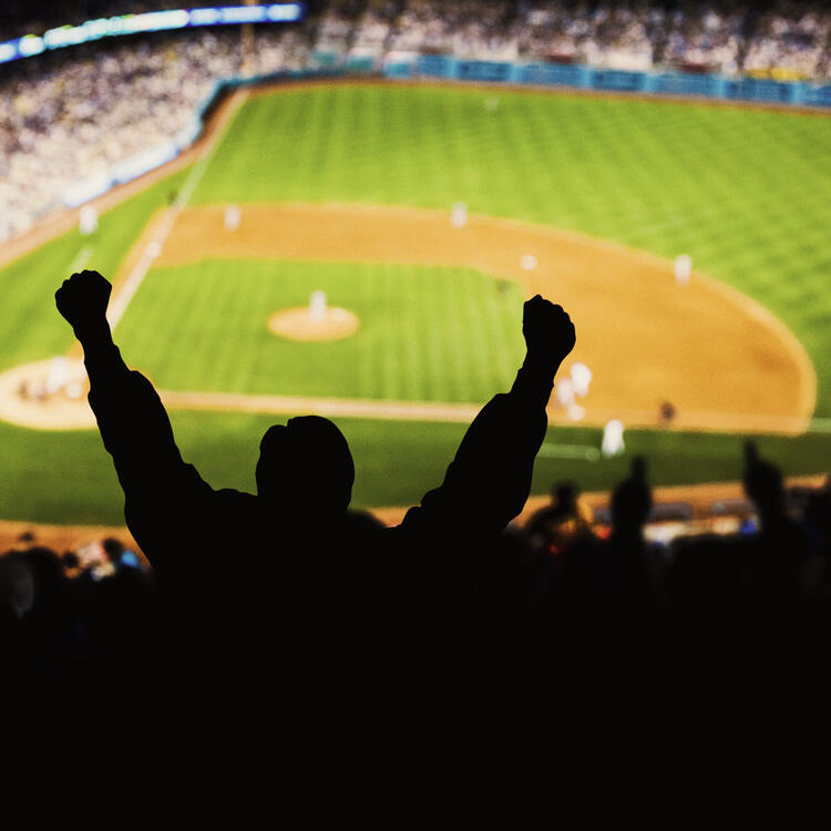 Terrain de baseball avec personnes en liesse