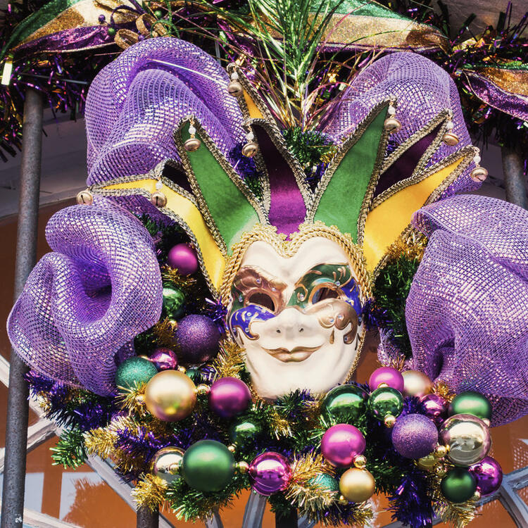 Masque de carnaval multicolore décoré de boules de Noël
