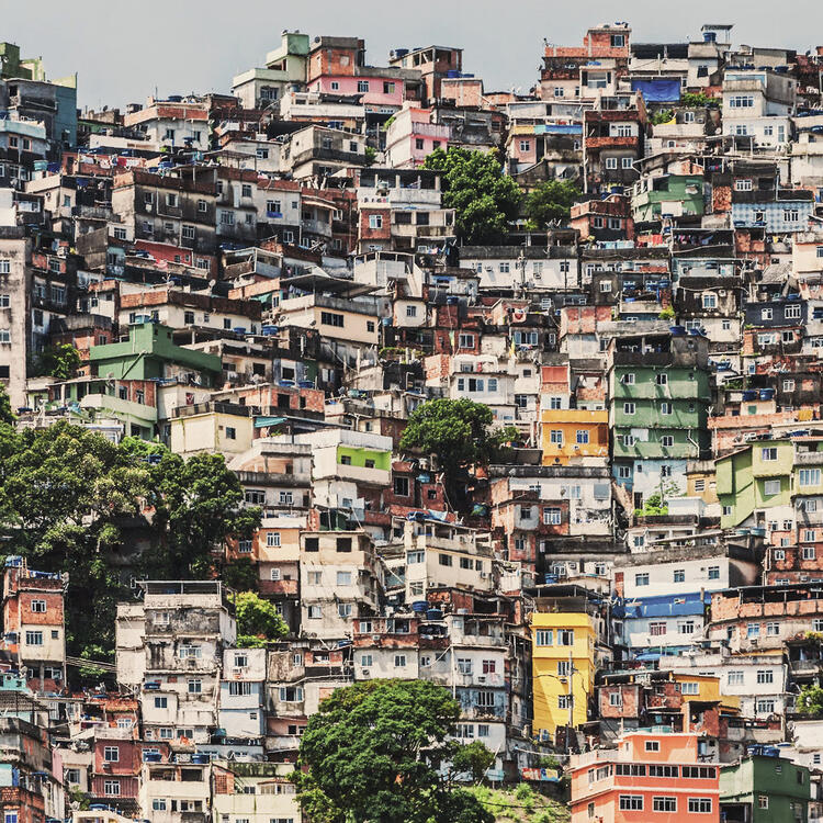 Des maisons colorées étroitement alignées