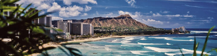 Bâtiments, montagnes et plage à Honolulu