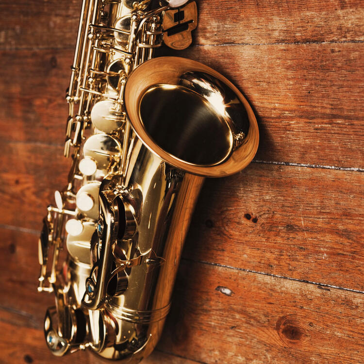 Saxophone sur une table en bois