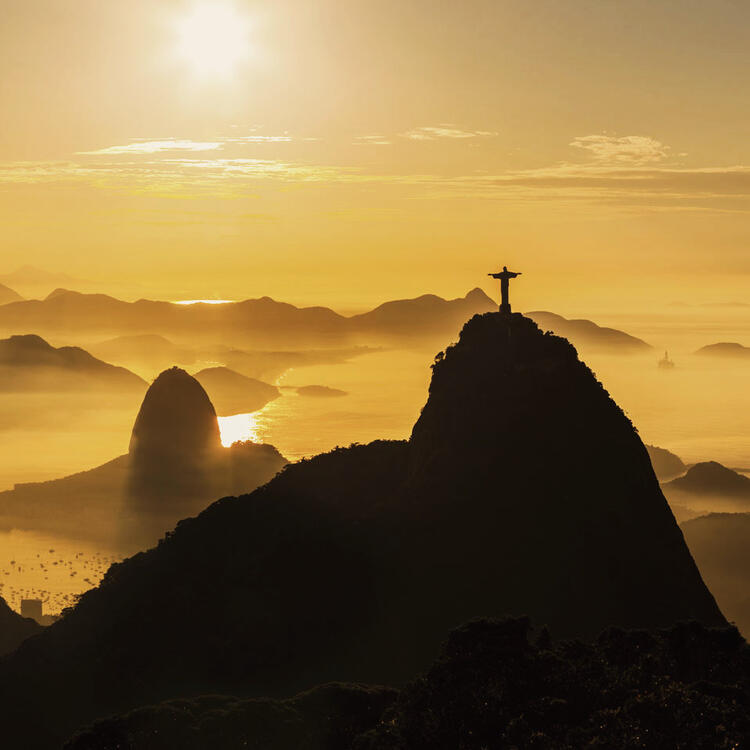 Statue du Christ sur le mont Corcovado au coucher du soleil