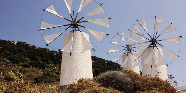 Trois moulins à vent blancs