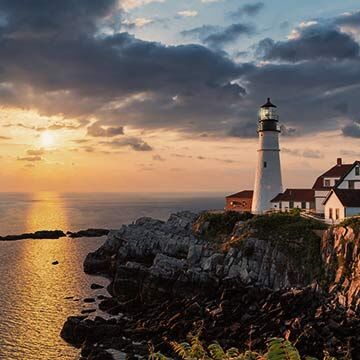 Phare au coucher du soleil près de Portland