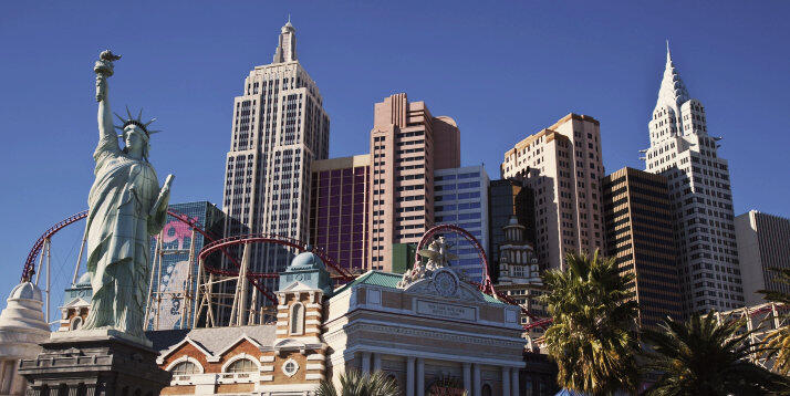 Skyline de Las Vegas avec montagnes russes et statue de la Liberté
