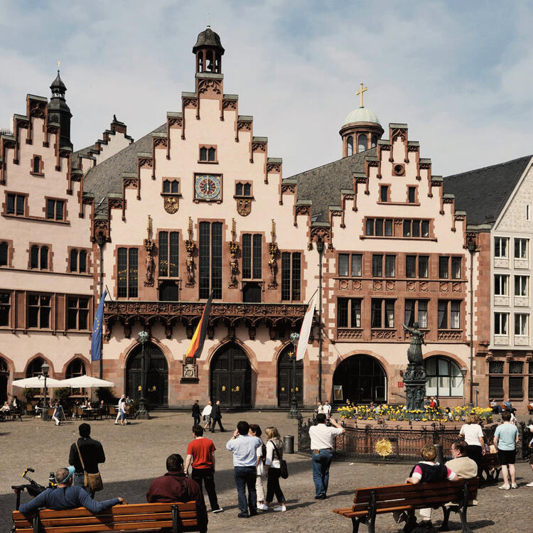 Vue sur les maisons depuis la place du marché