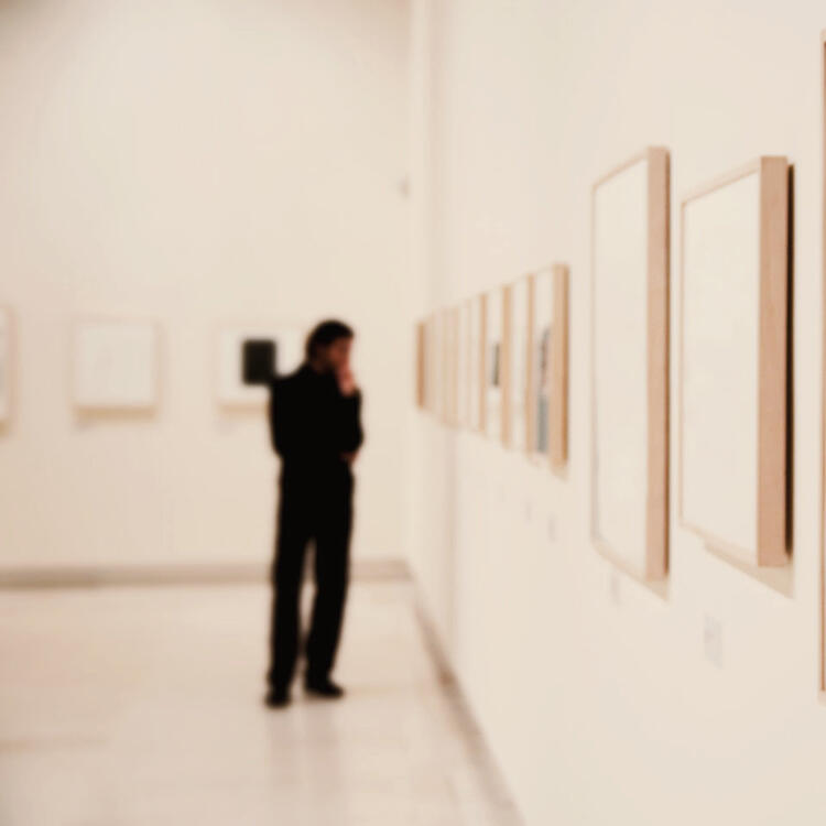 Musées à Francfort Une personne regarde un tableau dans un musée