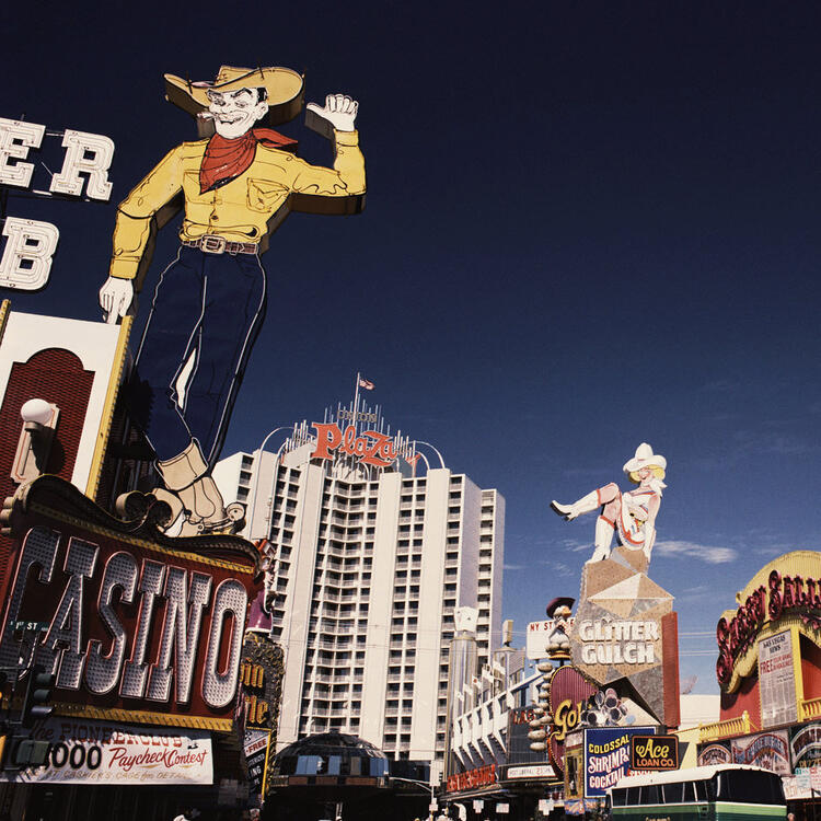 Centro di Las Vegas "Vista di Fremont Street a Las Vegas con iconiche insegne al neon, tra cui il cowboy luminoso 'Vegas Vic' e l'insegna 'Glitter Gulch', con casinò e hotel sullo sfondo