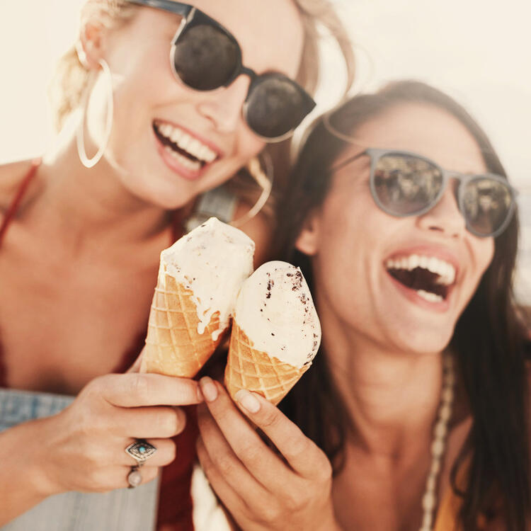 Gelato Palermo, Italia Due giovani donne sorridenti che mostrano gelati