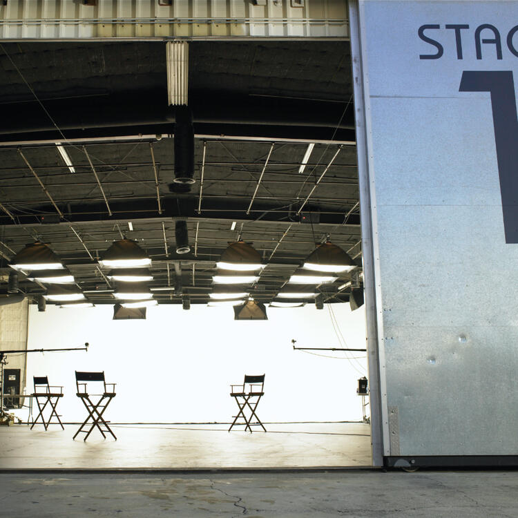 Sguardo all'interno di uno studio cinematografico con tre sedie da regista e illuminazione brillante a Los Angeles