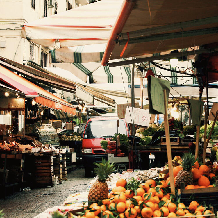 Mercato della Vucciria Palermo, Italia Mercato della Vucciria a Palermo: bancarelle di frutta e verdura fresca sotto le tipiche tende colorate