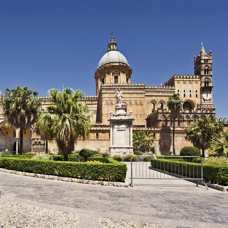 Cattedrale di Maria Santissima Assunta Palermo, Italia Cattedrale di Palermo, Sicilia, Italia con cielo blu e giardini in primo piano