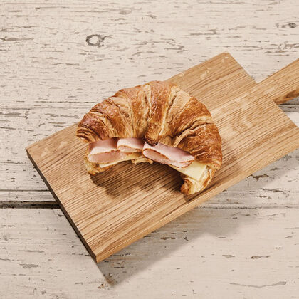 Croissant con petto di tacchino succoso, Gouda e formaggio cremoso