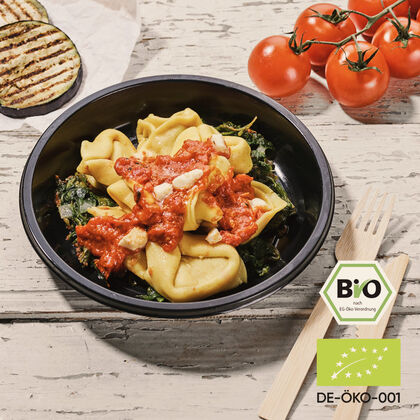 Tortelloni con ripieno di quinoa, foglie di spinaci e salsa di pomodoro e mozzarella