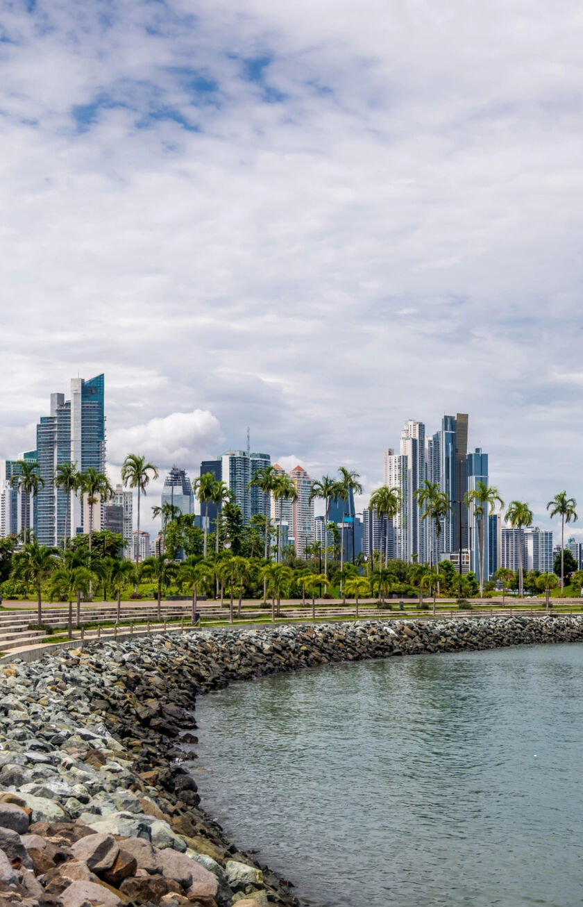 Vista di Panama City con il Canale di Panama