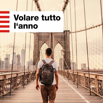 Giovane uomo che attraversa il ponte di Brooklyn a New York City