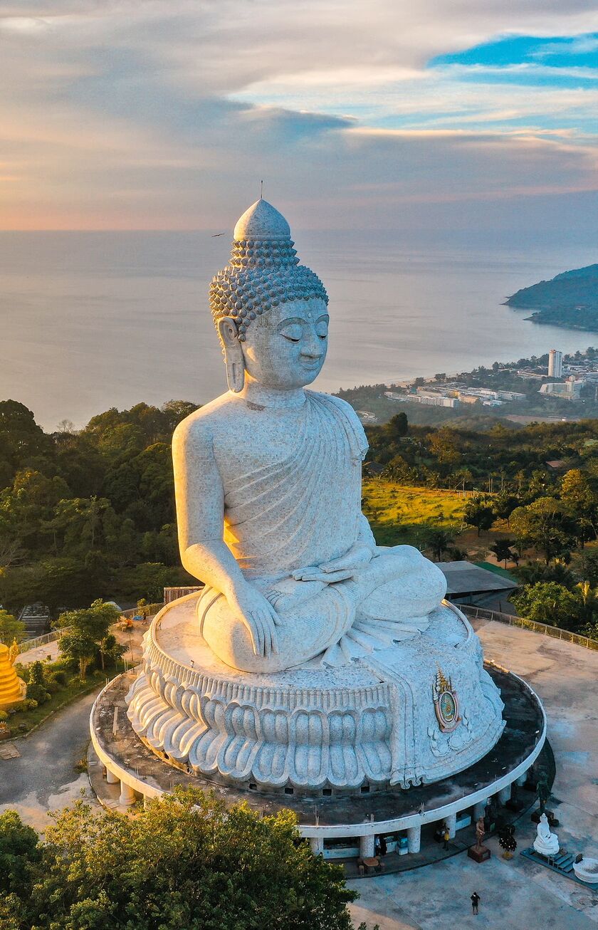 Buddha gigante su un altopiano con il mare sullo sfondo