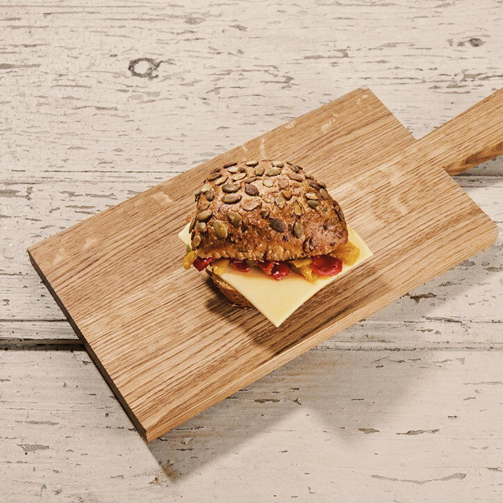 Vers meergranenbroodje met kaas en gegrilde groenten