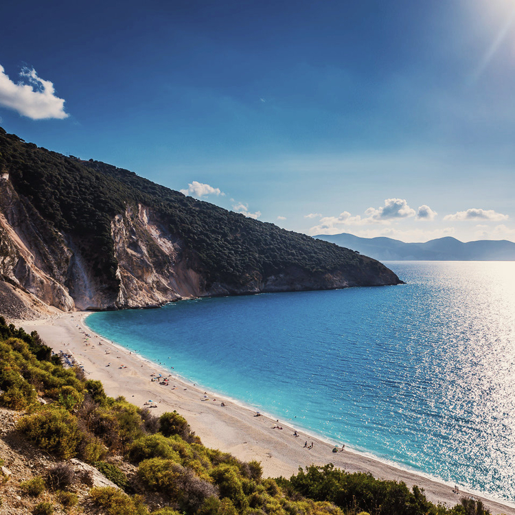 Malerische Aussicht des Myrtos Beach auf der Insel Kefallinia in Griechenland. Der Strand ist bekannt für seine atemberaubende Schönheit und sein türkisfarbenes Wasser. 