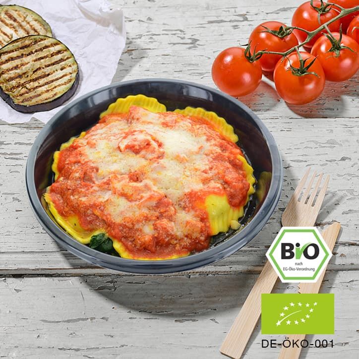 Tortelloni met quinoavulling, spinazieblaadjes en tomaten-mozzarellasaus