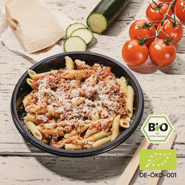 Pasta met runderbolognese met geraspte Italiaanse harde kaas