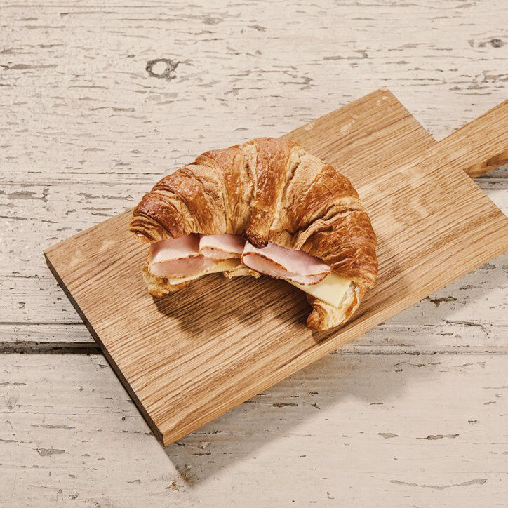 Croissant met malse kalkoenborst, Goudse kaas en roomkaas