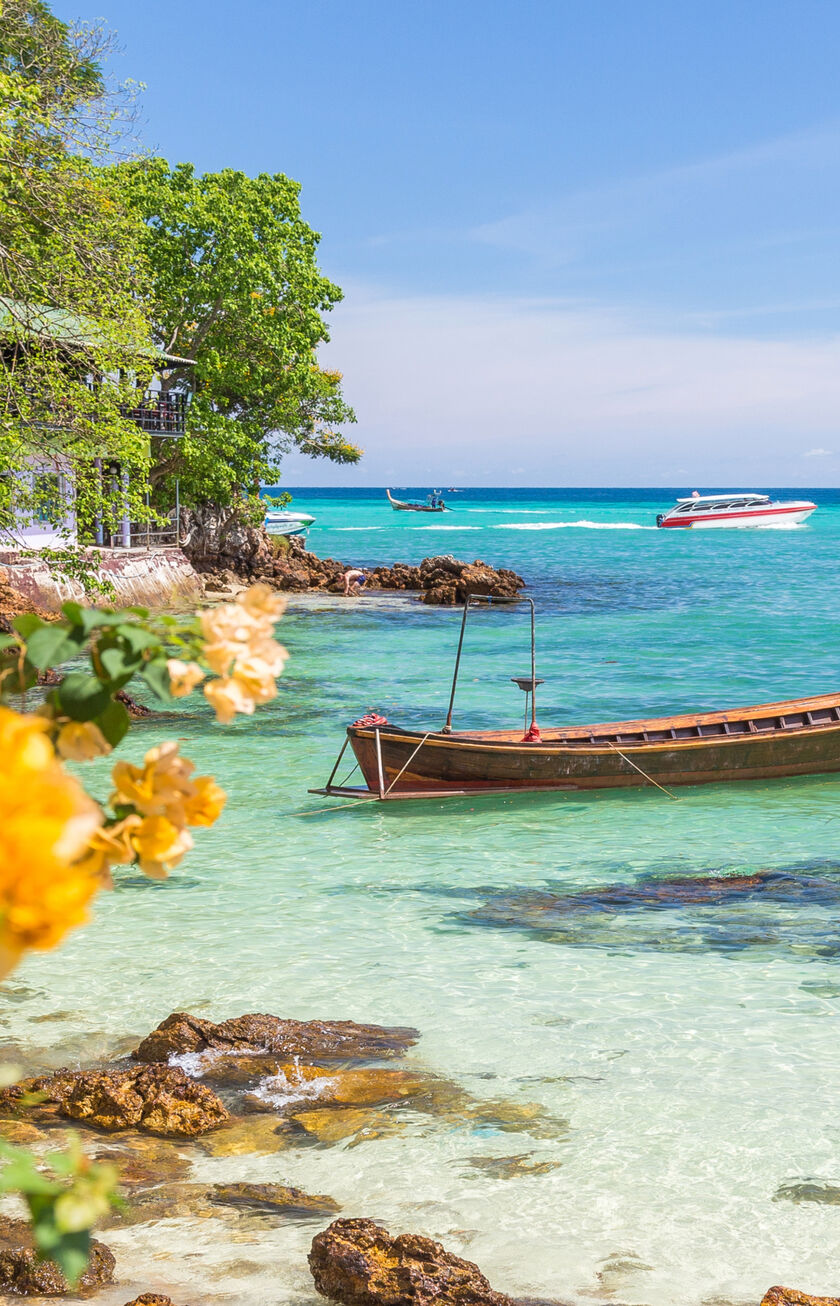 Łódka i palmy na plaży w Phuket