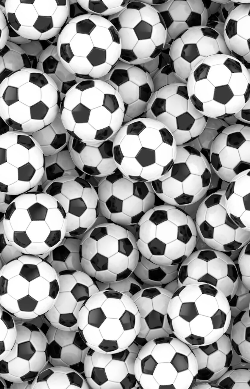 Uma coleção de bolas de futebol clássicas em preto e branco