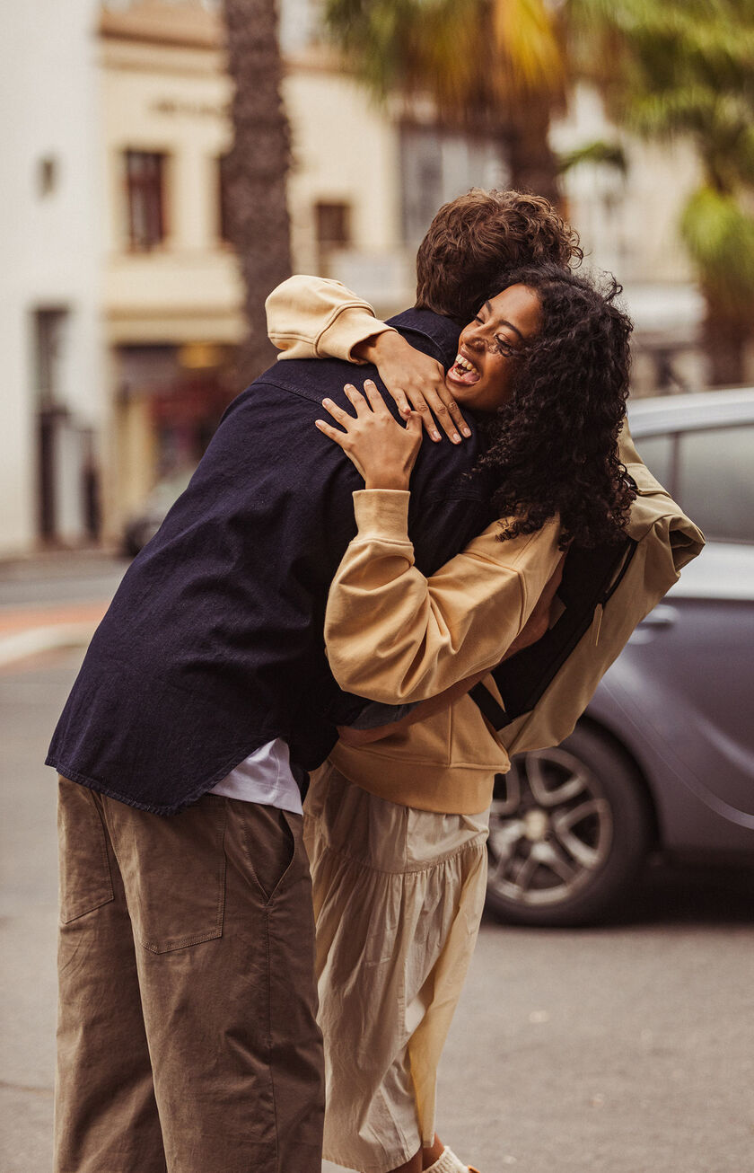 Amigos que se abraçam