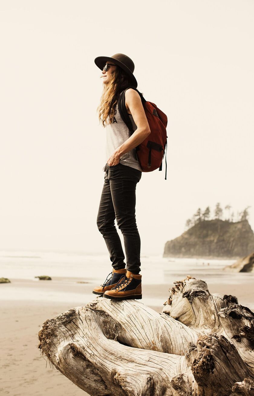 Mulher olha para o mar na praia de Seattle
