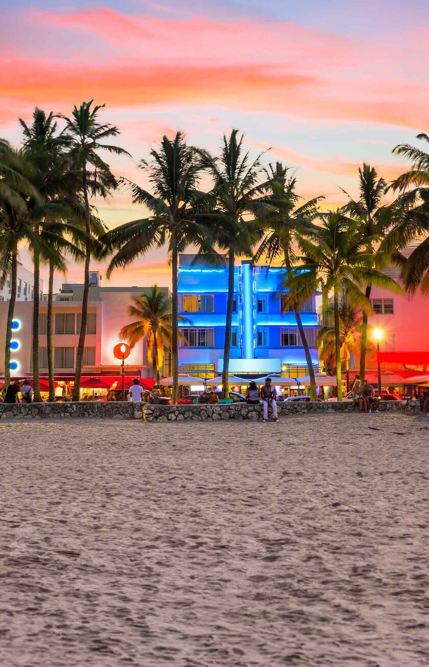 A linha do horizonte de Miami iluminada à noite