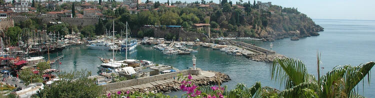 Porto com vista para os arredores em Antalya, Turquia