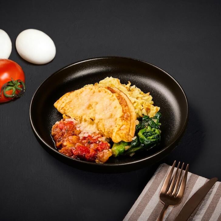 Omelete com recheio de queijo creme, tiras assadas, legumes com pimentão e flor de colza