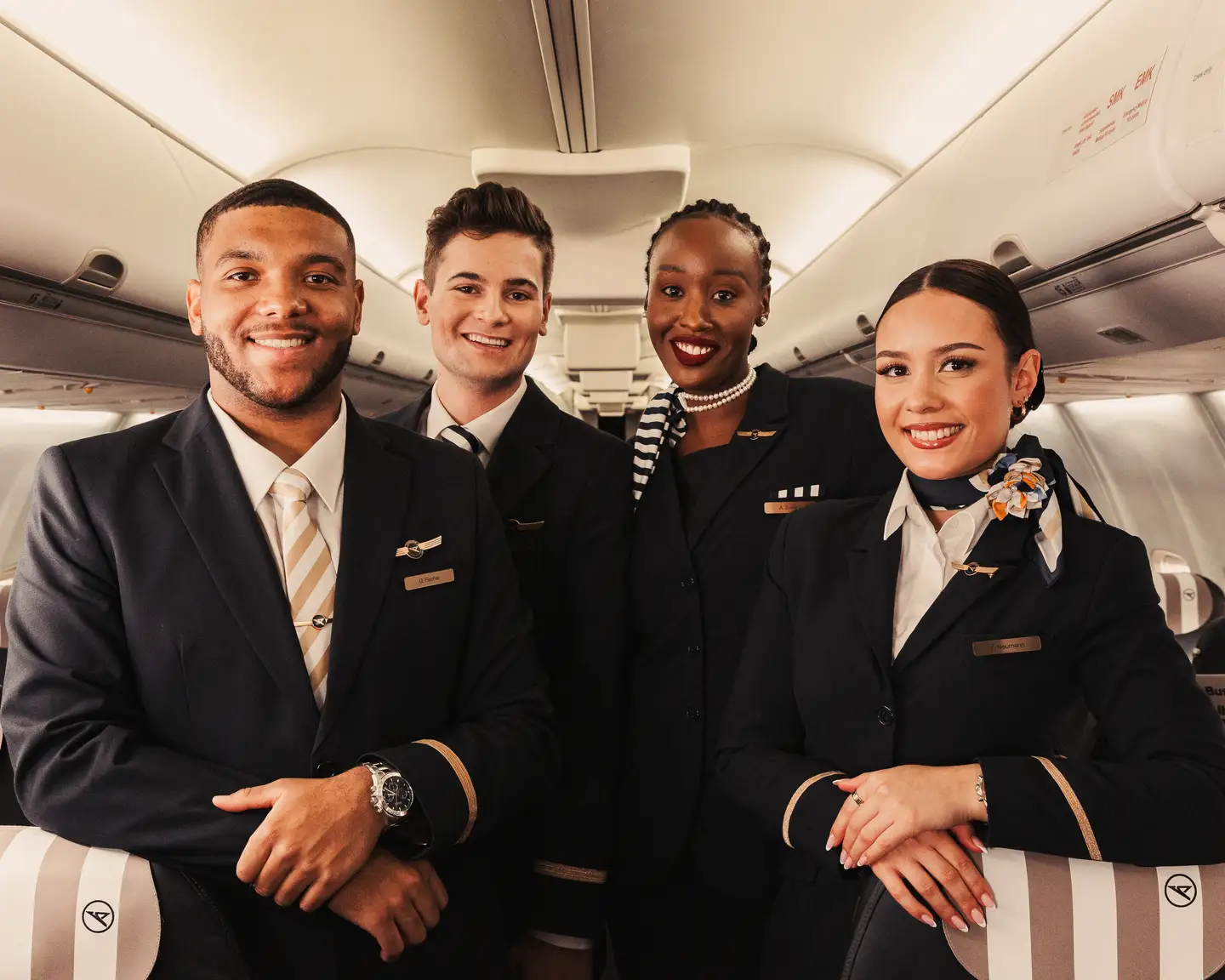 Foto de grupo de la tripulación de Condor en la cabina de un A330neo.