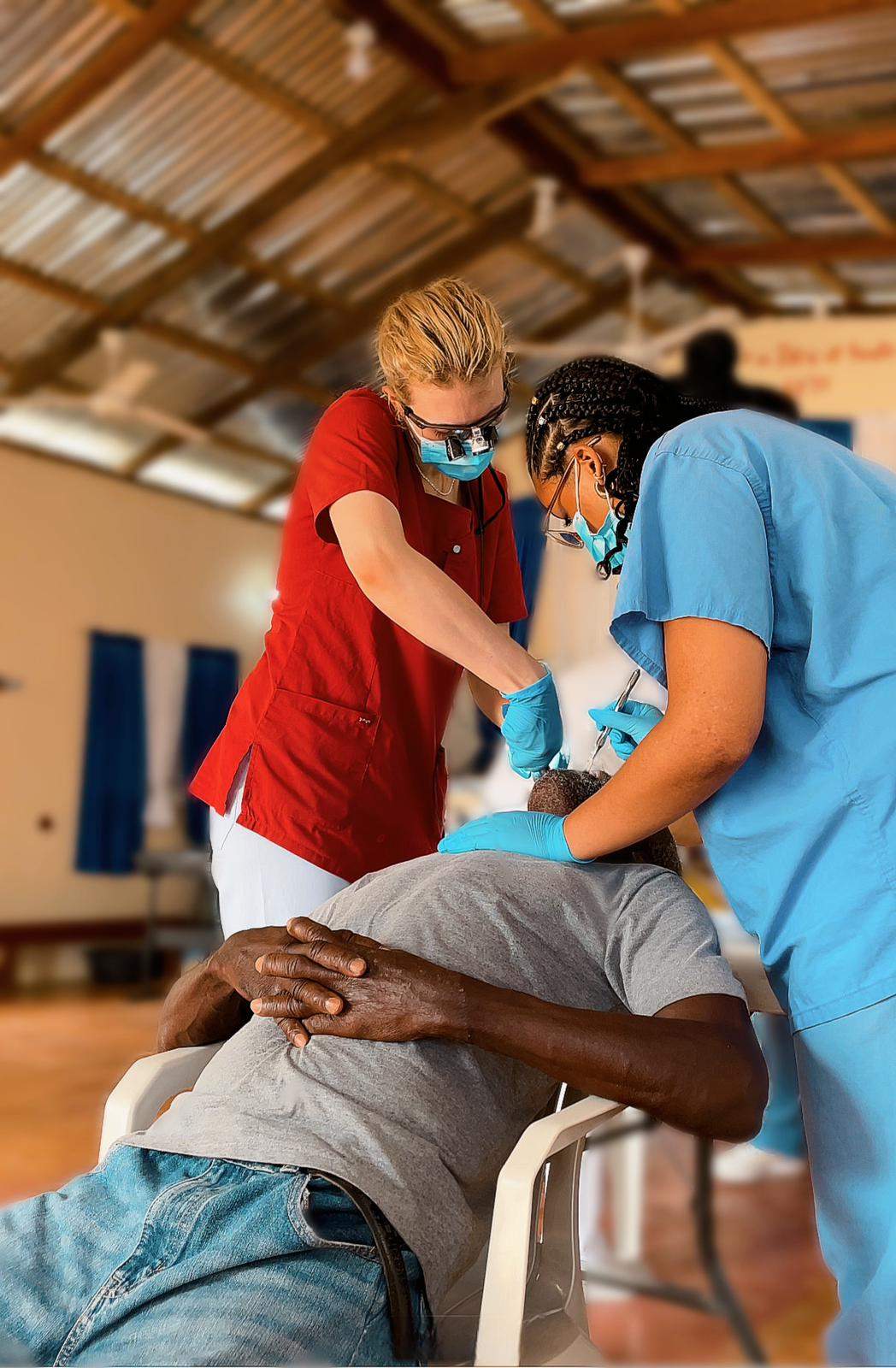 Dos dentistas están tratando a un hombre