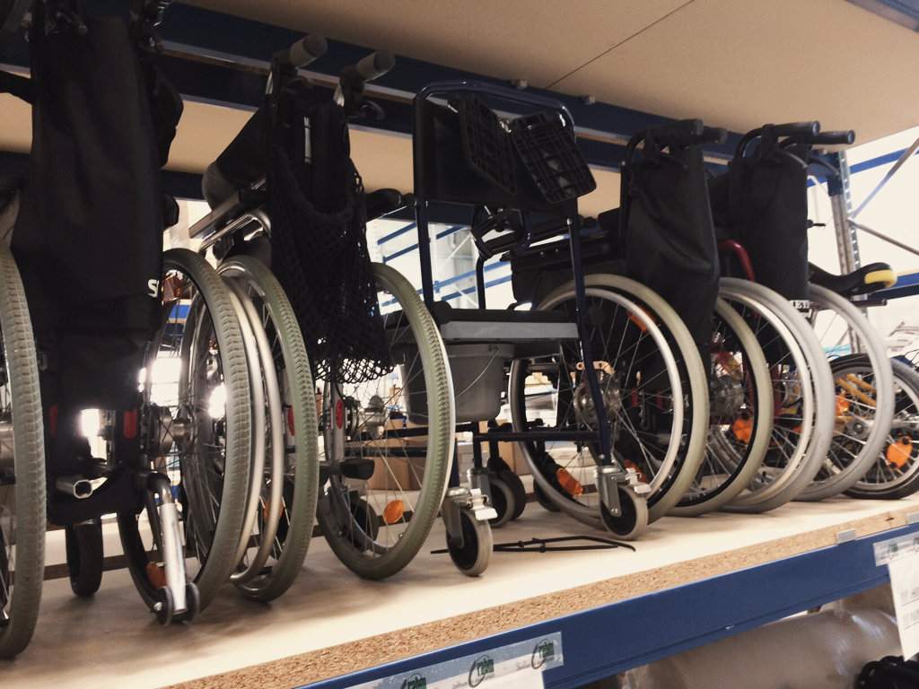 Una fila de sillas de ruedas en la estantería del almacén