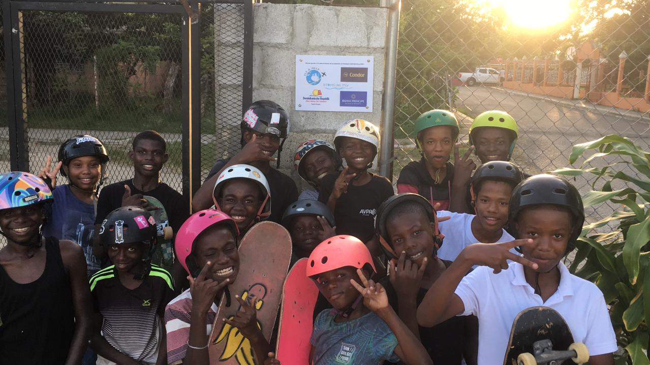 Niños con monopatines y cascos en un skatepark en San Luis
