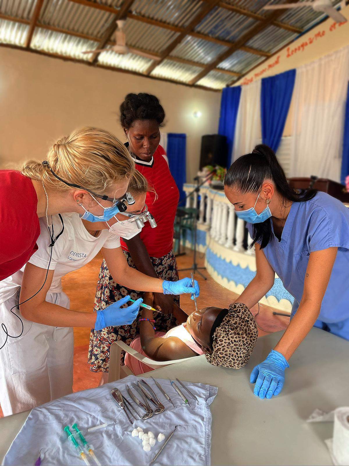 Los dentistas están tratando a un niño 