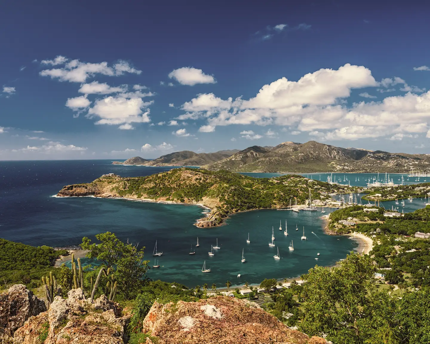 Vue des Caraïbes depuis Shirley Heights sur l'île d'Antigua.