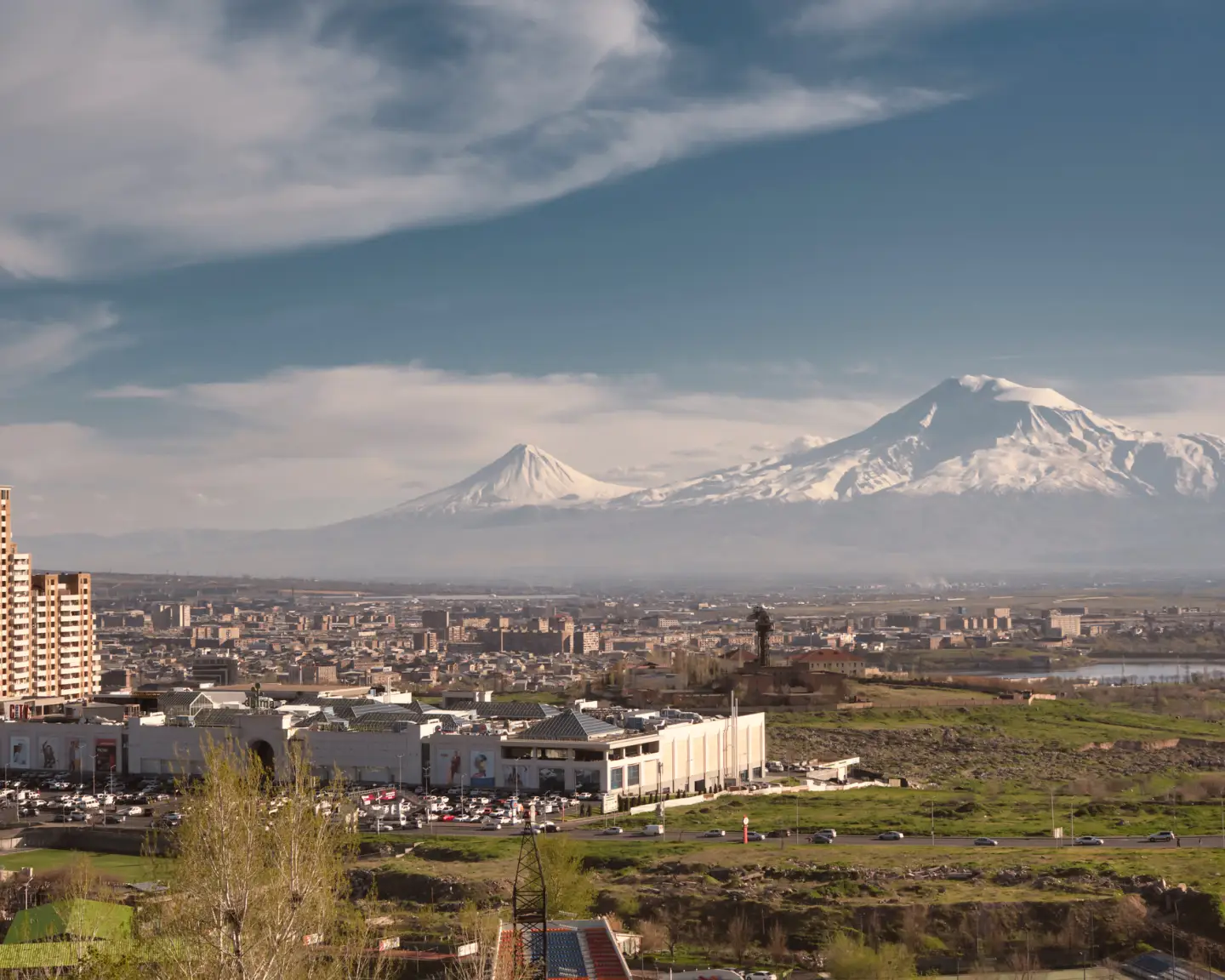 Pohled na horu Ararat z Kaskádového komplexu při západu slunce nad Jerevanem, Arménie.