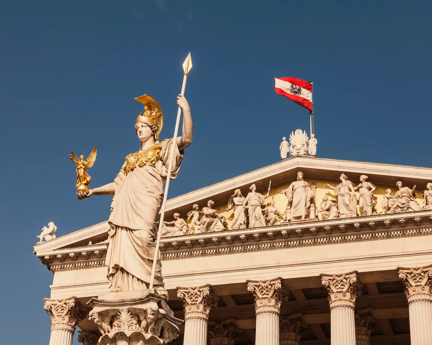 Austria, Viena, Parlamento, Consejo Nacional y Federal, estatua de la diosa Palas Atenea, bandera de Austria