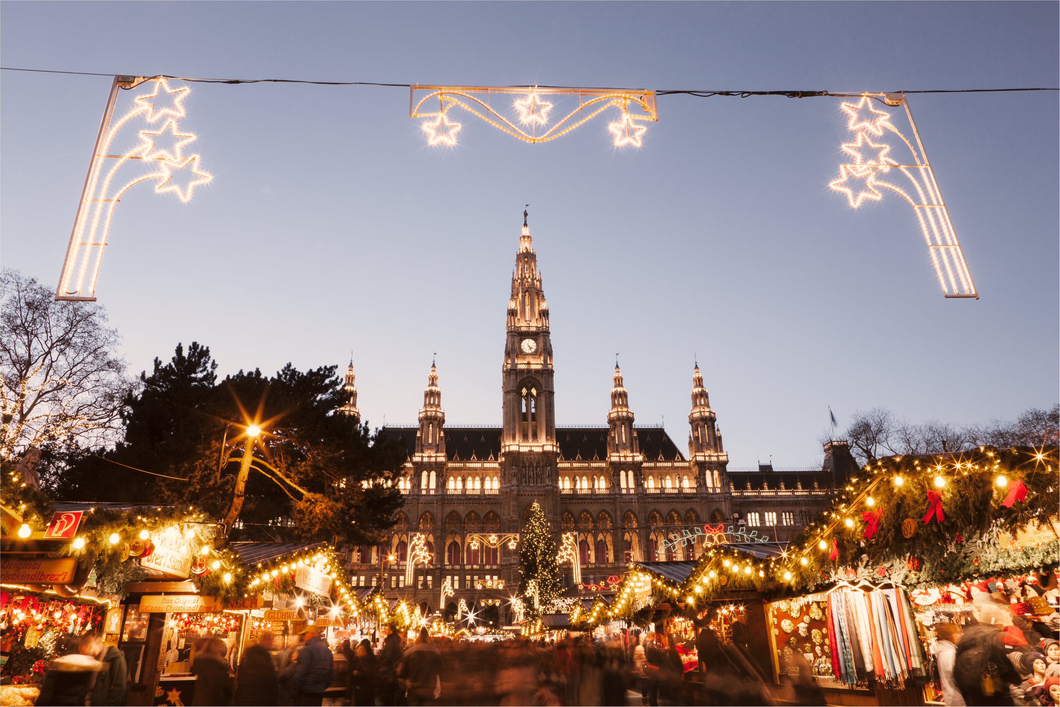 Mercado navideño frente al ayuntamiento de Viena
