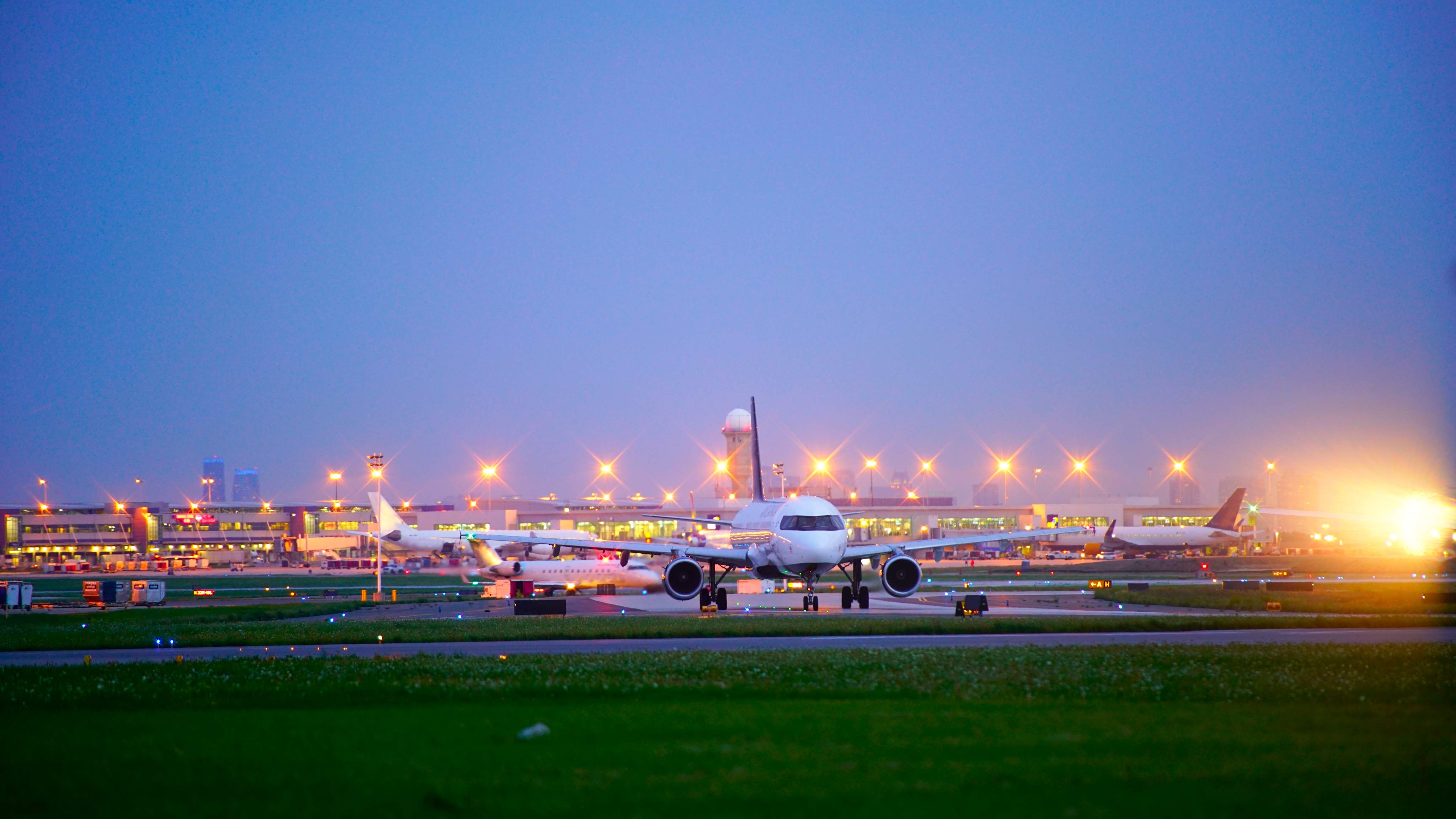 Avion sur l'aire de stationnement de l'Aéroport Pearson de Toronto