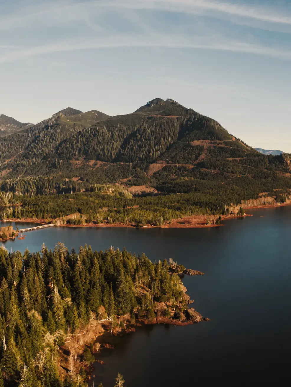 Luftpanoramablick auf den Kennedy Lake an einem sonnigen Tag.