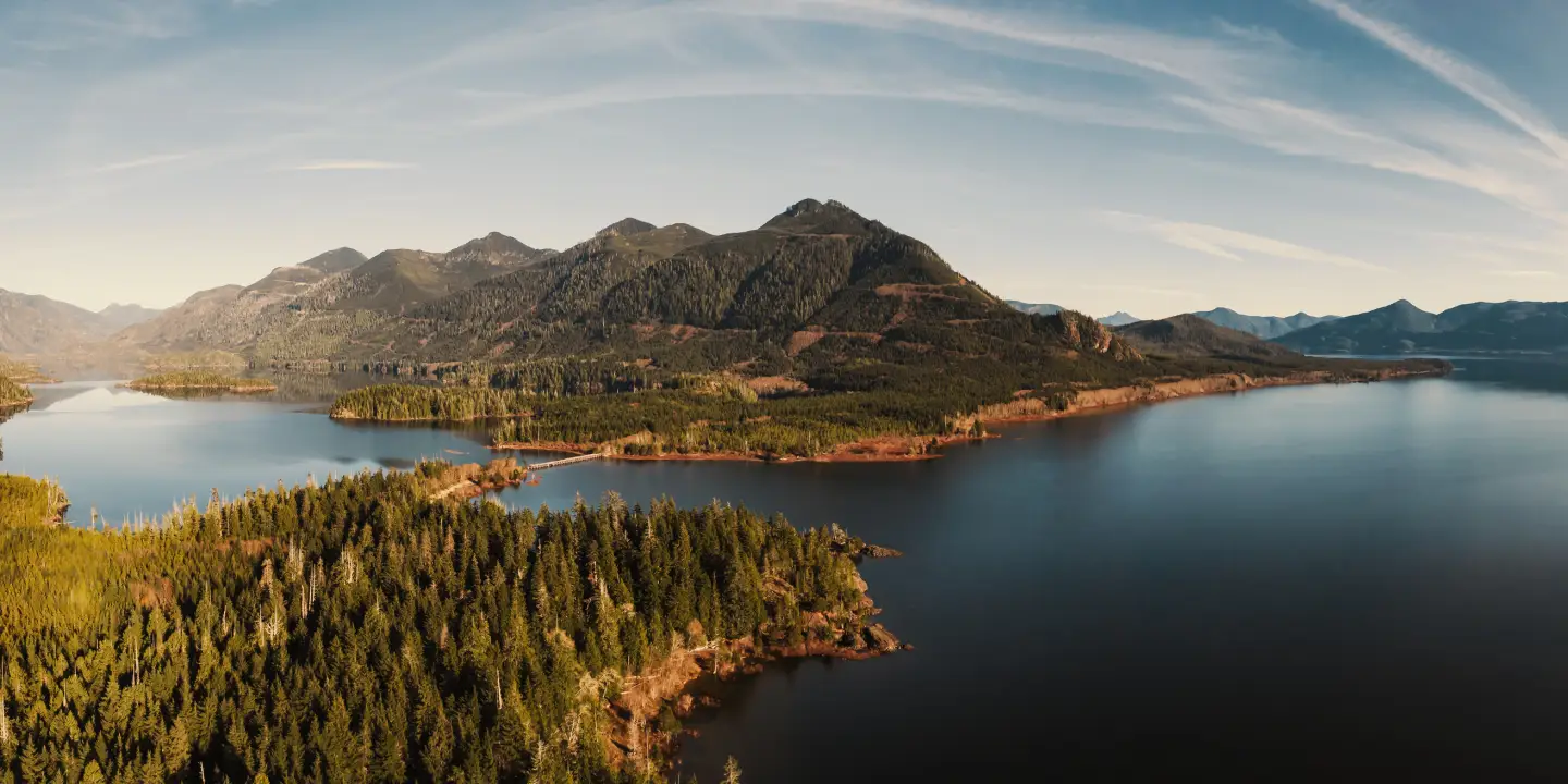 Luftpanoramablick auf den Kennedy Lake an einem sonnigen Tag.