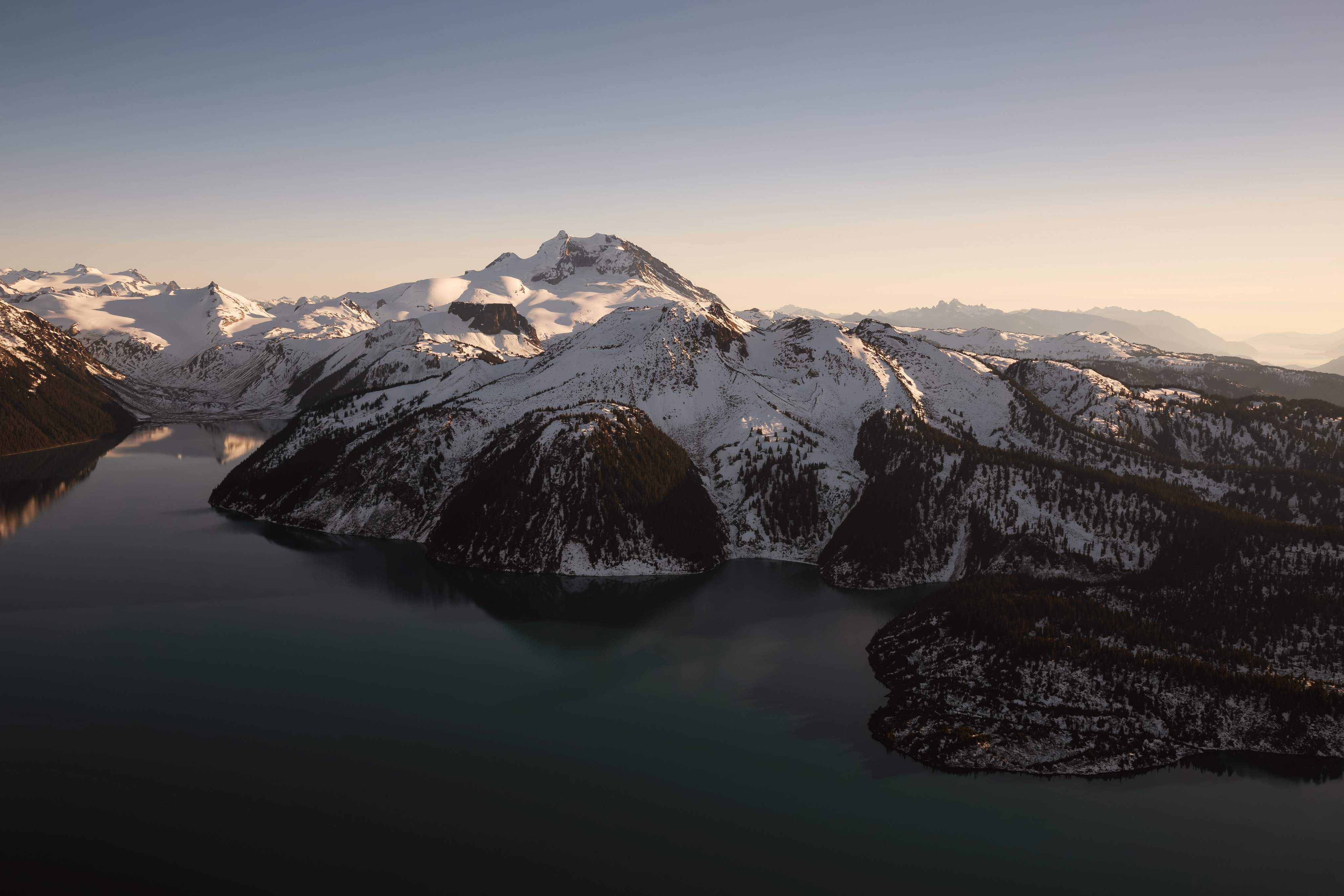 Vista desde el avión del famoso lago Garibaldi, en una soleada tarde de otoño. Tomada cerca de Whistler y Squamish, al norte de Vancouver, Columbia Británica, Canadá.
