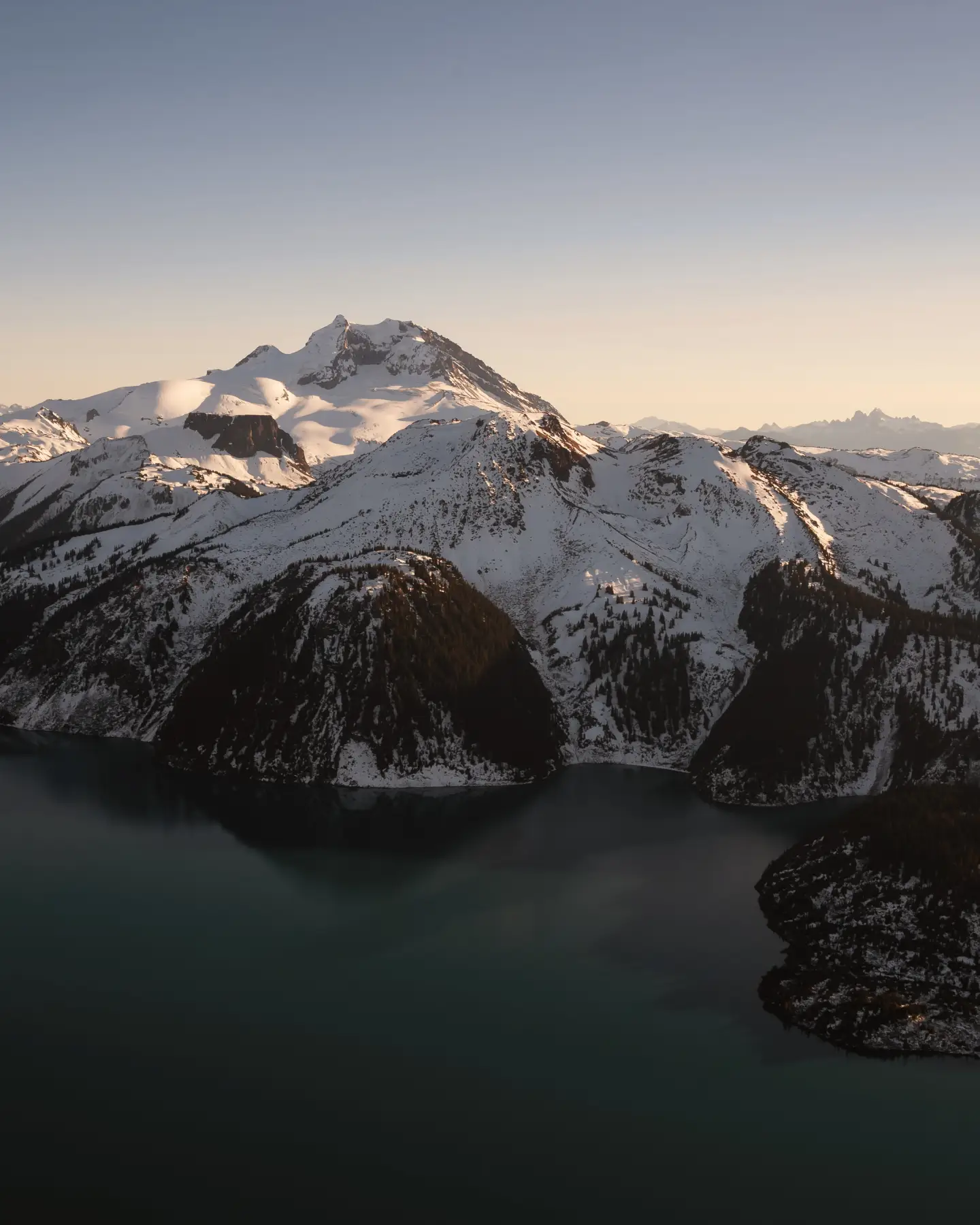 Vista desde el avión del famoso lago Garibaldi, en una soleada tarde de otoño. Tomada cerca de Whistler y Squamish, al norte de Vancouver, Columbia Británica, Canadá.