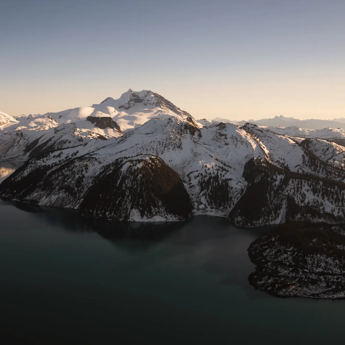Vista desde el avión del famoso lago Garibaldi, en una soleada tarde de otoño. Tomada cerca de Whistler y Squamish, al norte de Vancouver, Columbia Británica, Canadá.